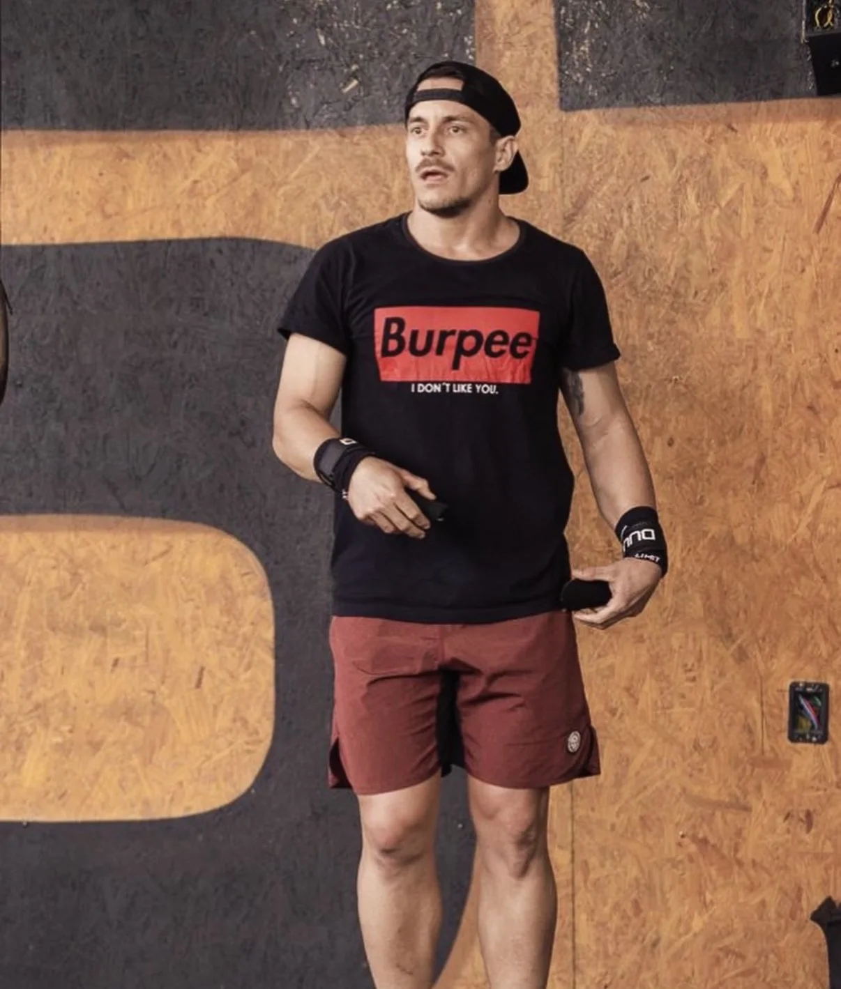 Coach acompanhando uma atividade no box