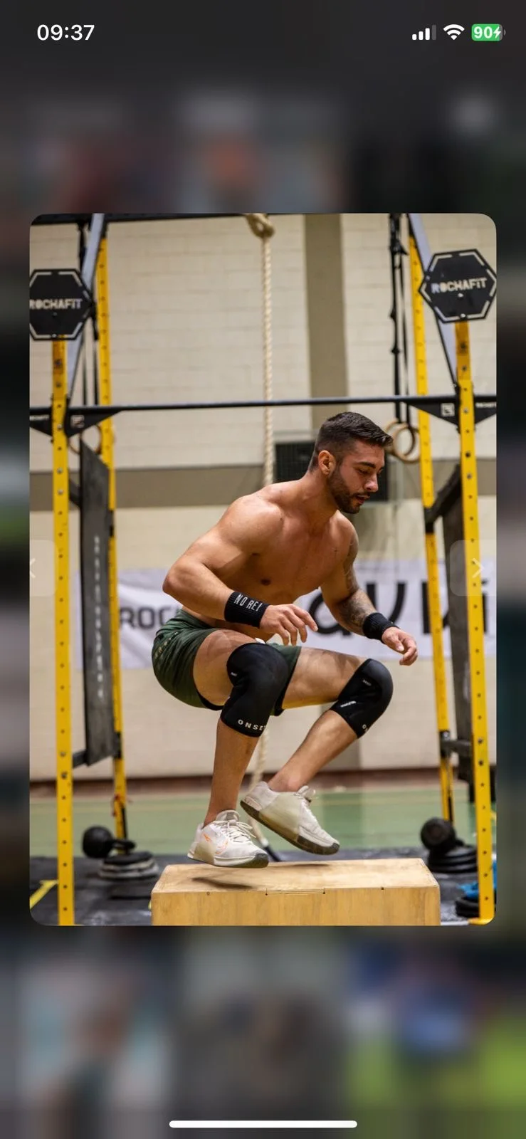 Atleta em salto sobre uma caixa durante treinamento