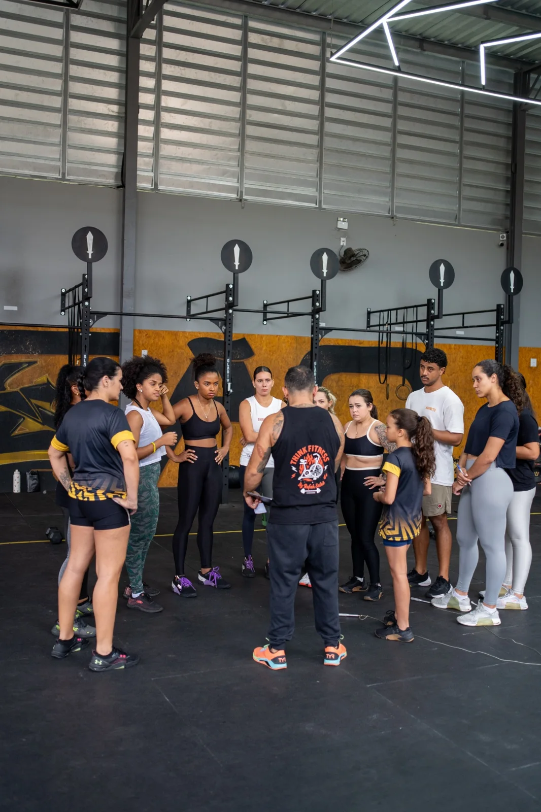 Coach orientando uma turma reunida no box