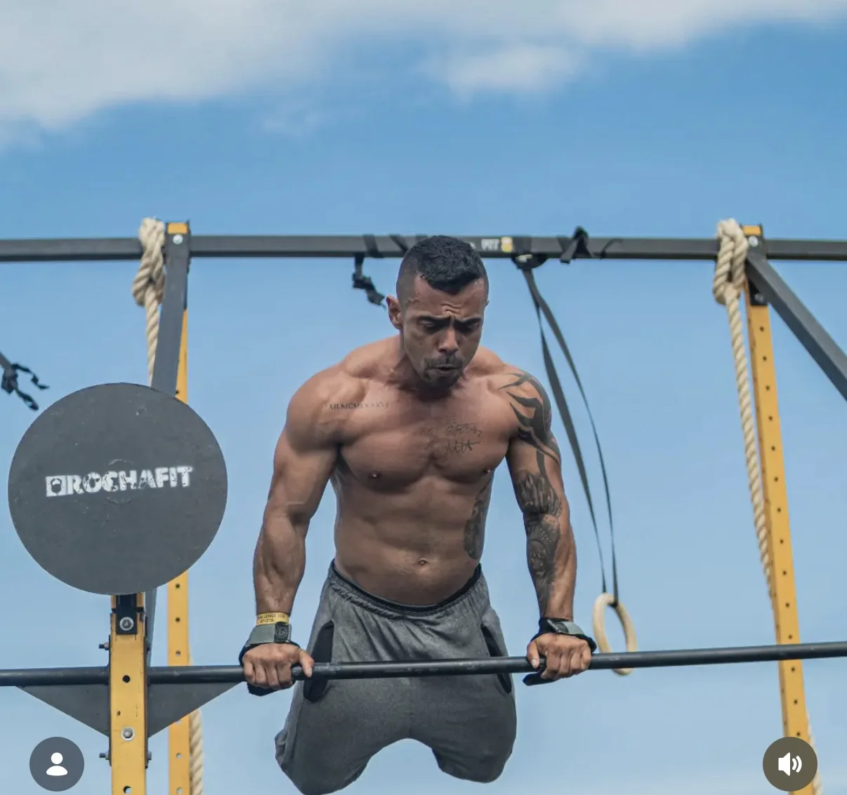 Atleta em apoio na barra durante um bar muscle-up