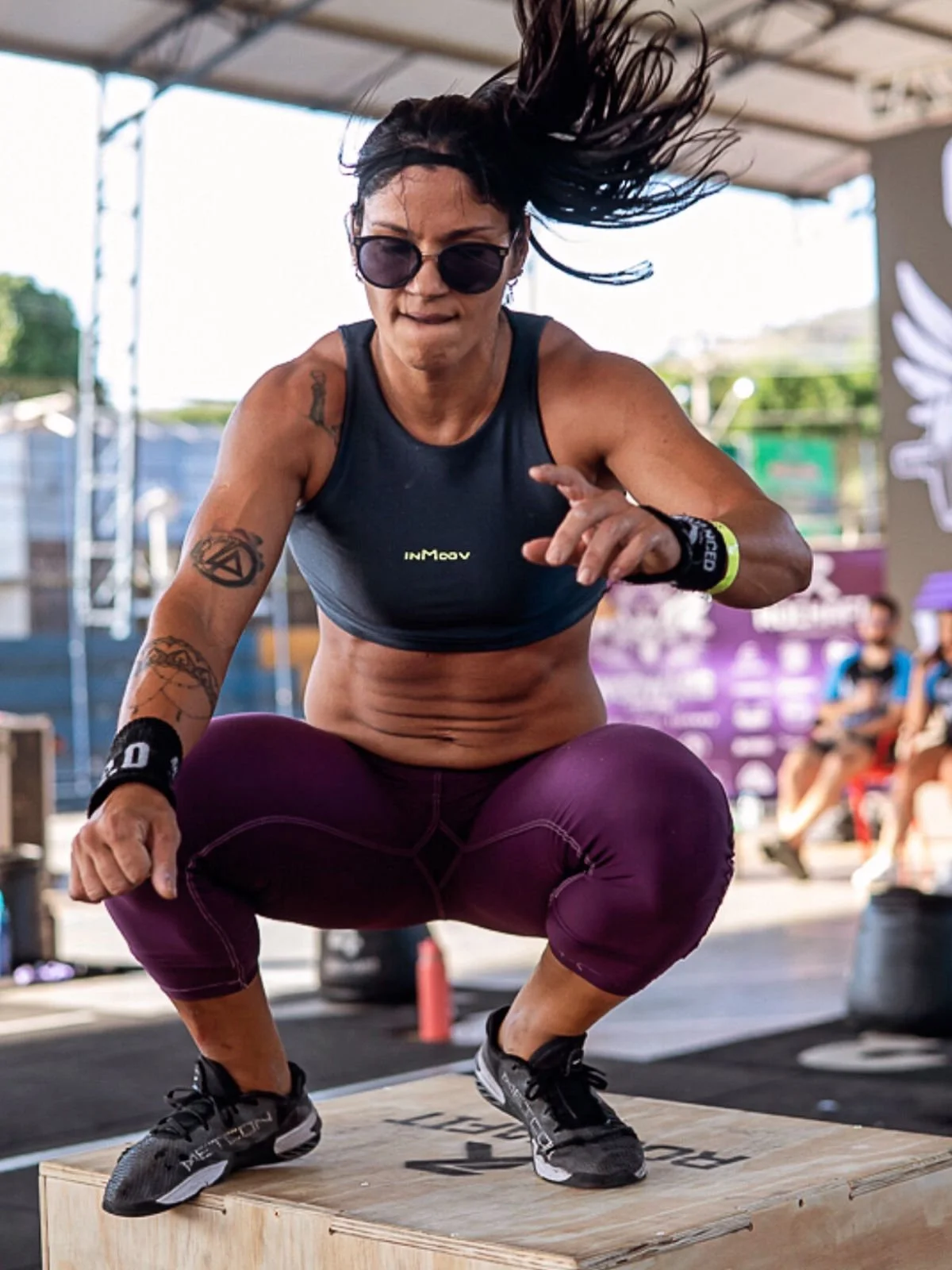 Atleta em treino funcional saltando sobre uma caixa