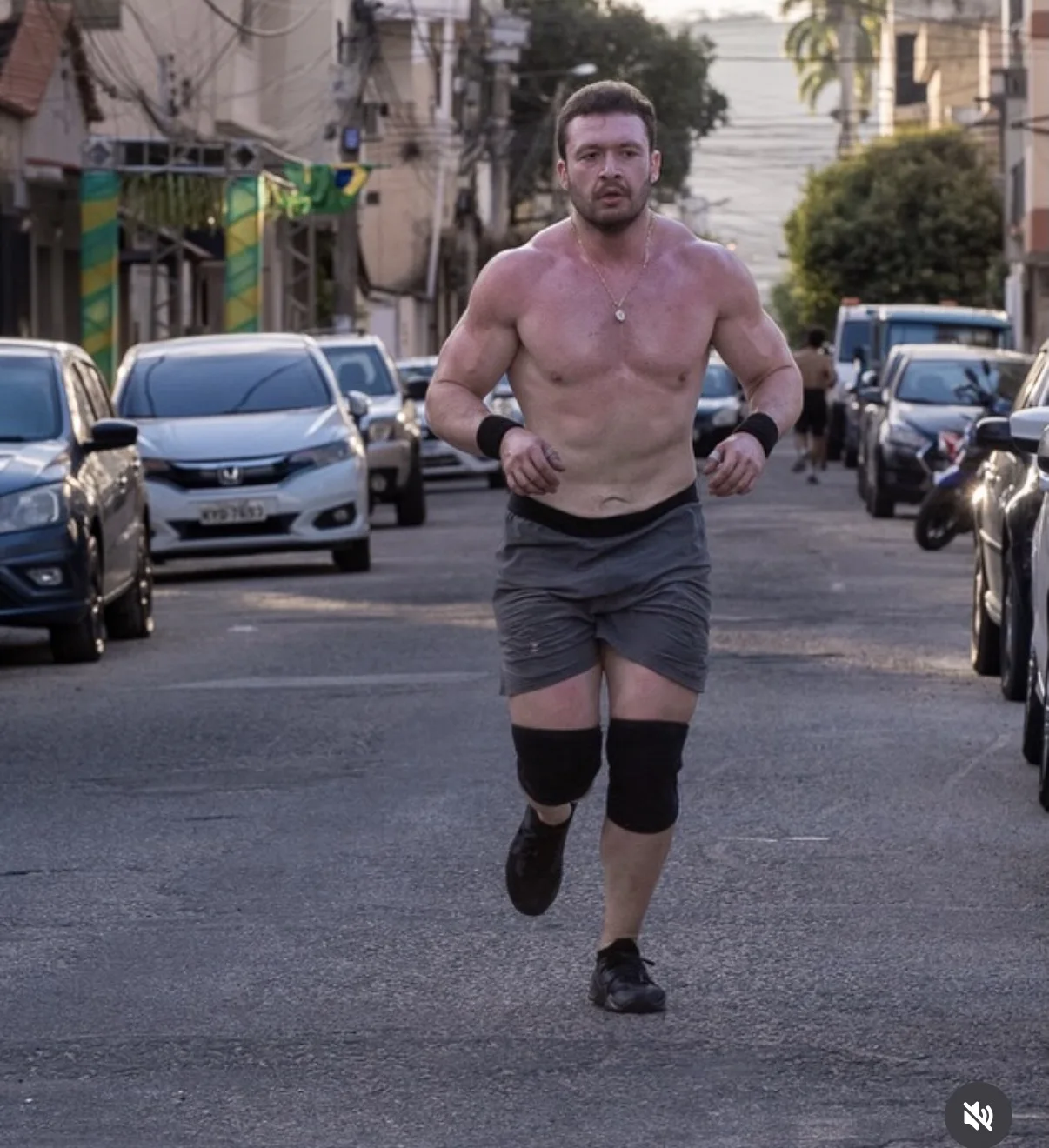 Atleta correndo na rua durante uma prova