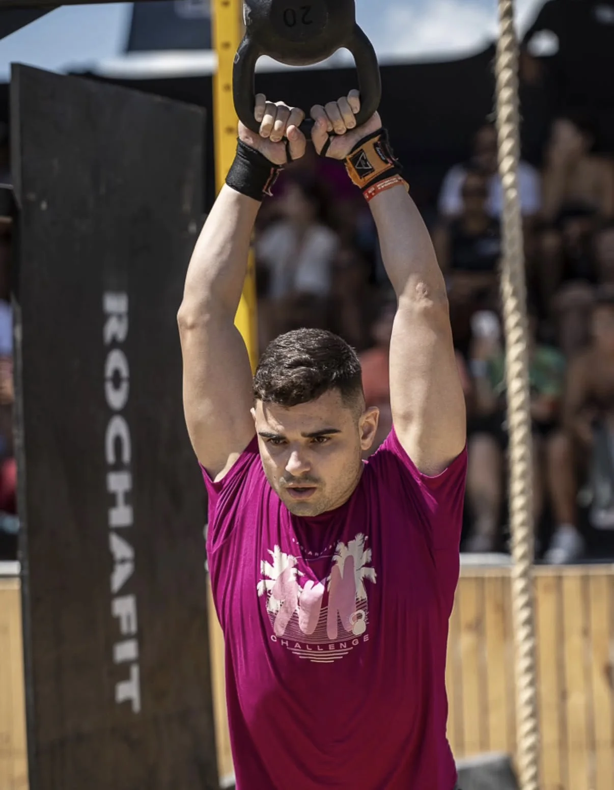 Atleta com kettlebell acima da cabeça