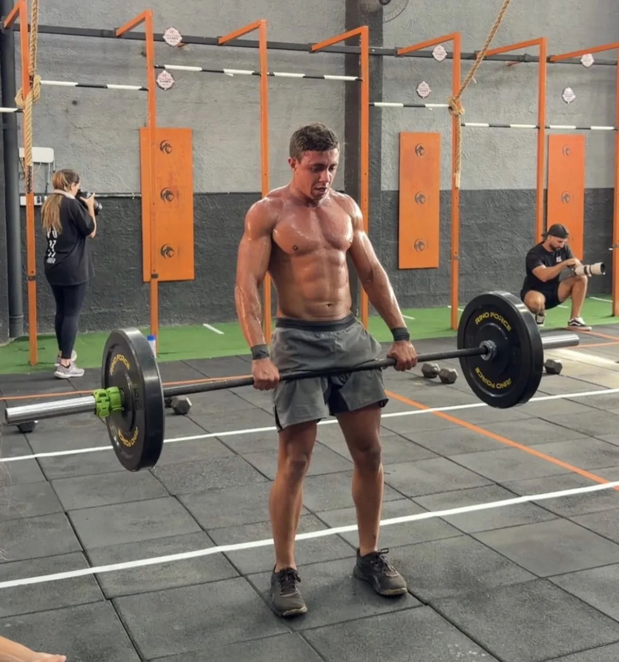 Atleta segurando a barra durante um levantamento