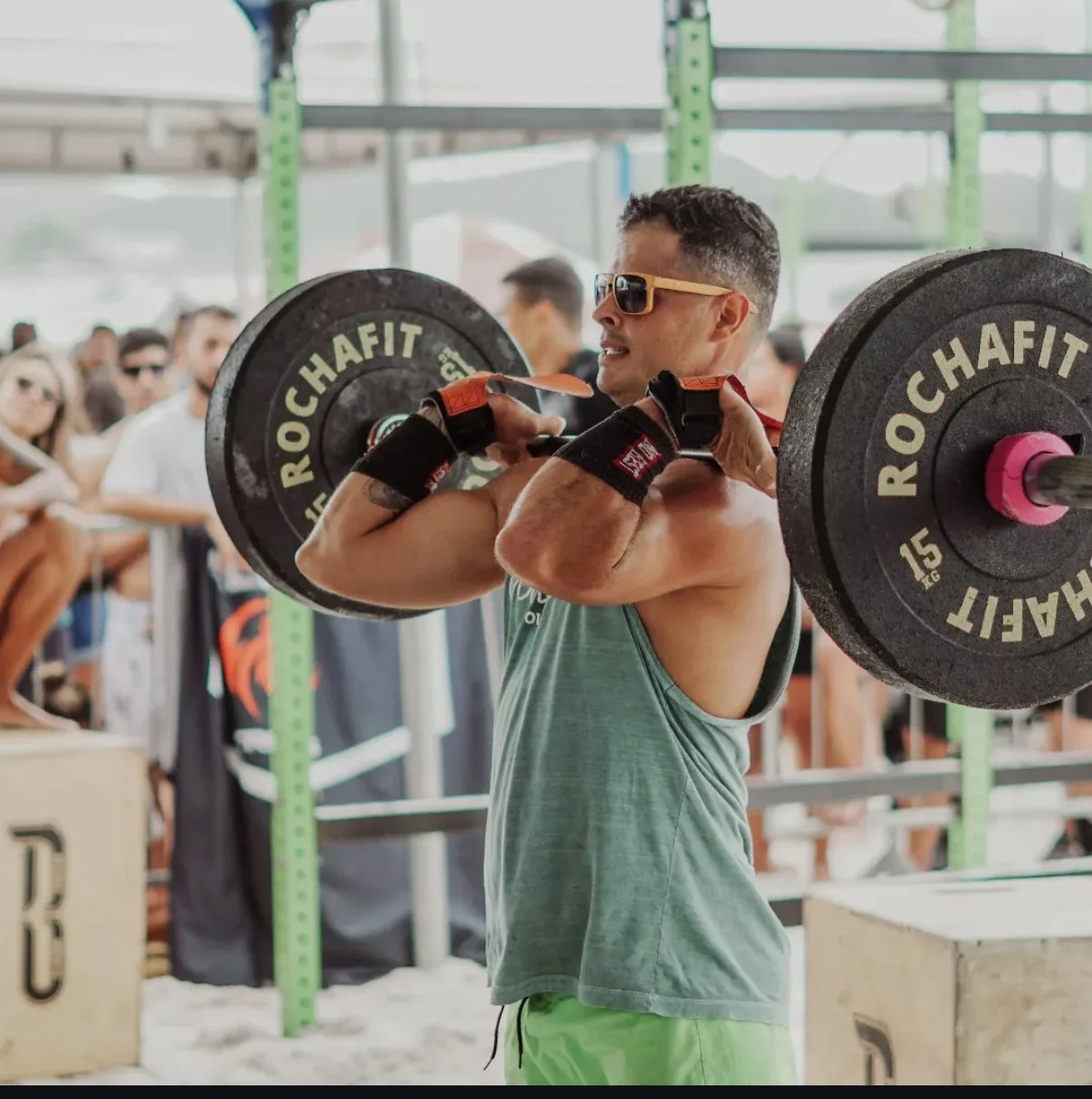 Atleta com barra na posição de front rack