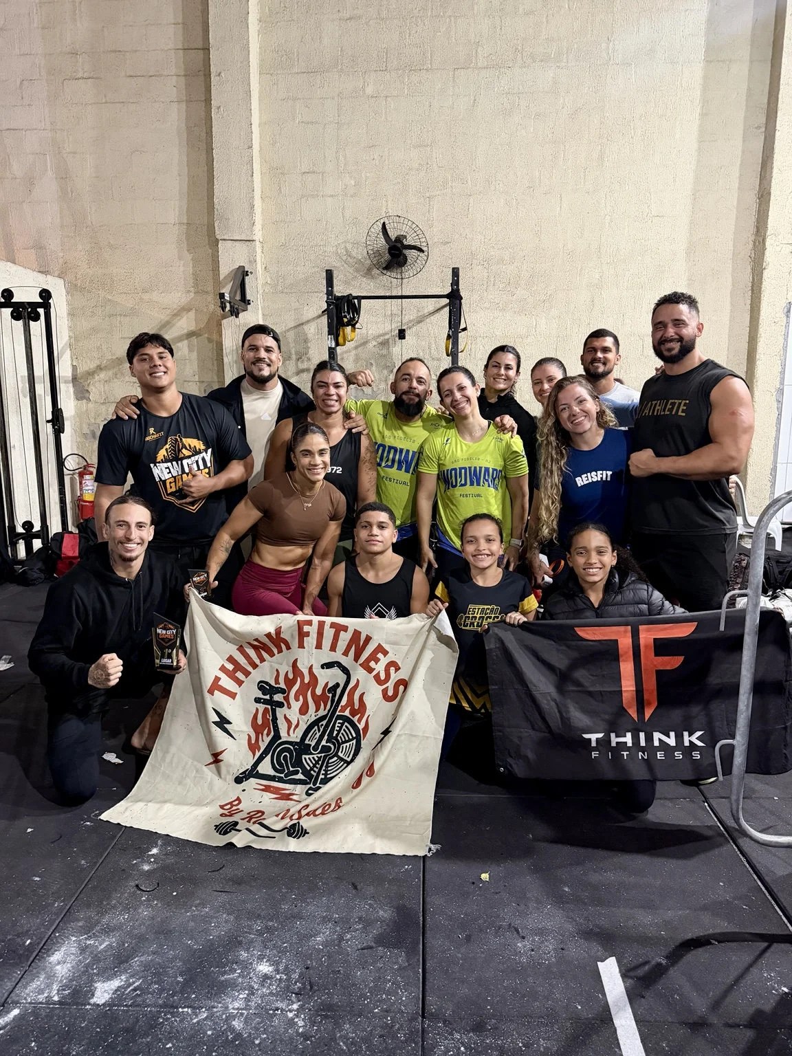 Equipe da Think Fitness reunida com bandeiras