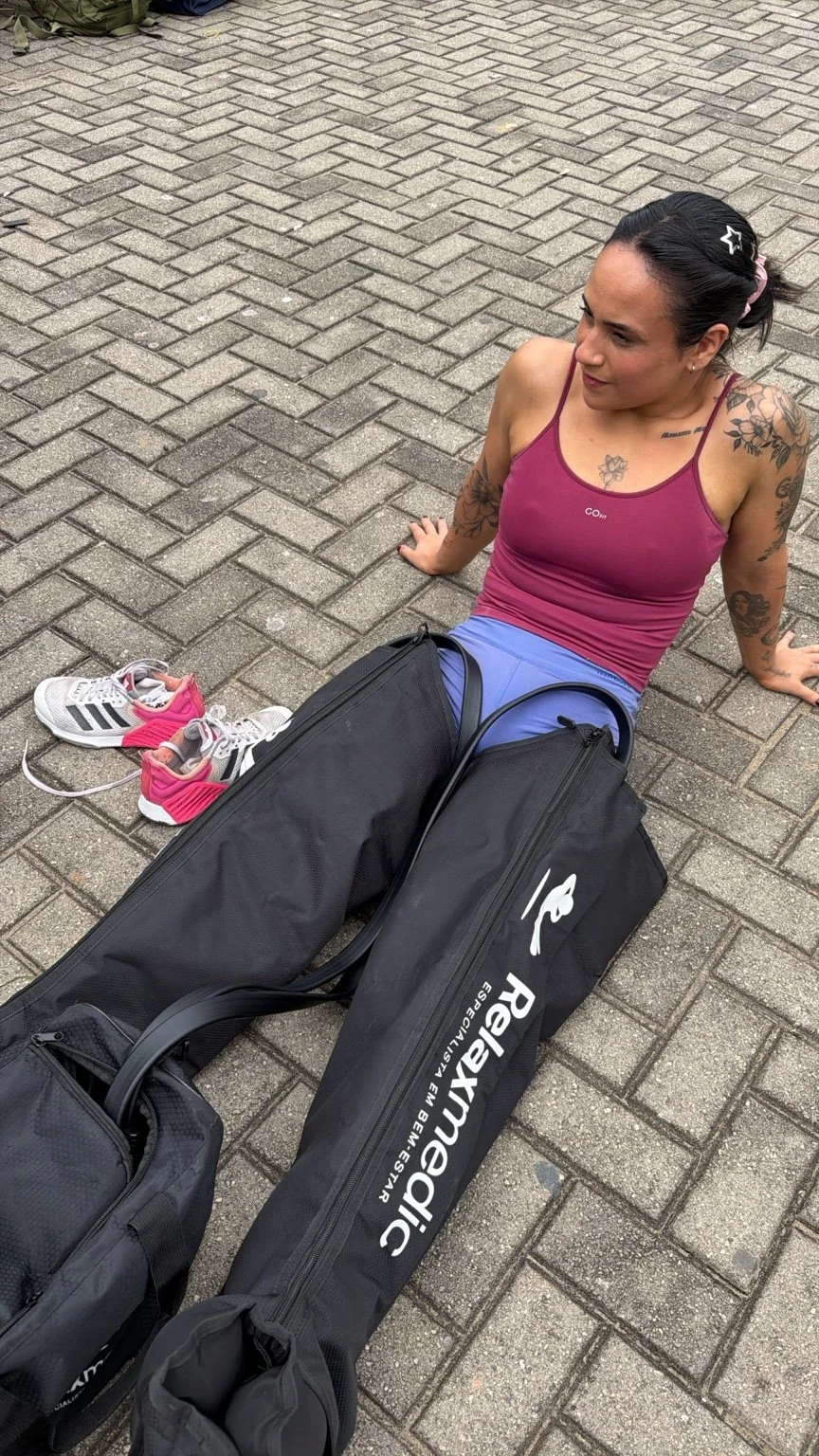 Atleta utilizando equipamentos de compressão para recovery