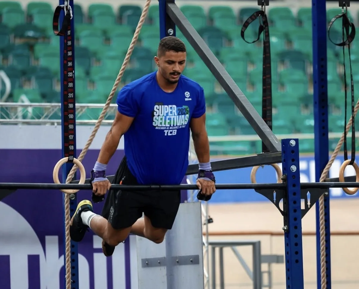 Atleta em apoio nas argolas durante uma prova