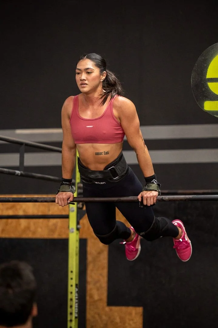 Atleta em execução de movimento de ginástica em competição