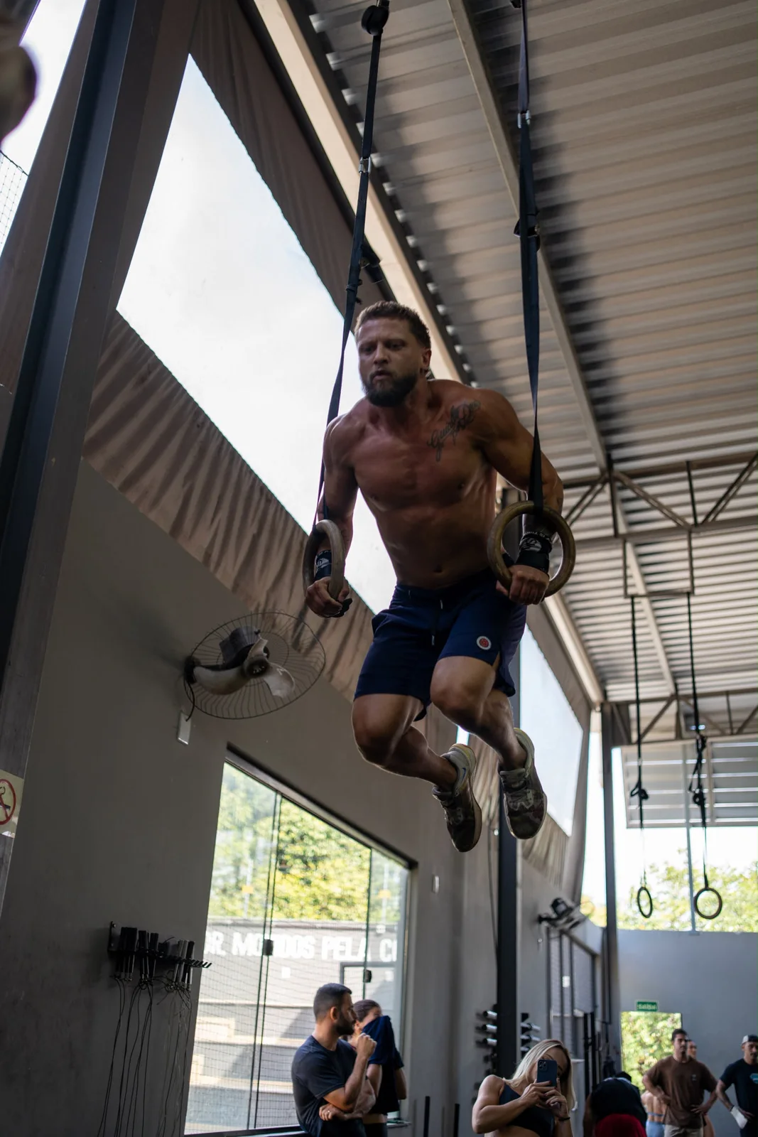 Atleta realizando exercício de força nas argolas