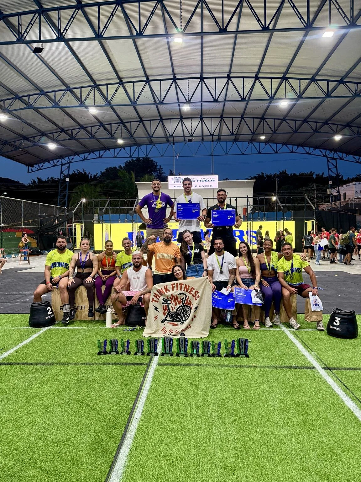 Foto coletiva de participantes da Think Fitness em um evento esportivo