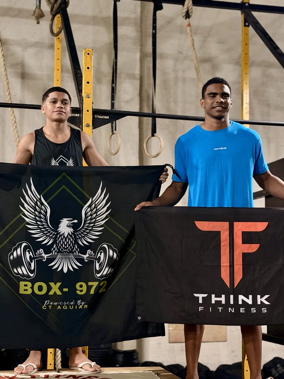Dois atletas jovens com bandeiras esportivas